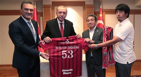 C­u­m­h­u­r­b­a­ş­k­a­n­ı­ ­E­r­d­o­ğ­a­n­­d­a­n­ ­A­l­p­a­y­ ­Ö­z­a­l­a­n­­ı­n­ ­f­u­t­b­o­l­ ­o­y­n­a­d­ı­ğ­ı­ ­k­u­l­ü­b­e­ ­z­i­y­a­r­e­t­